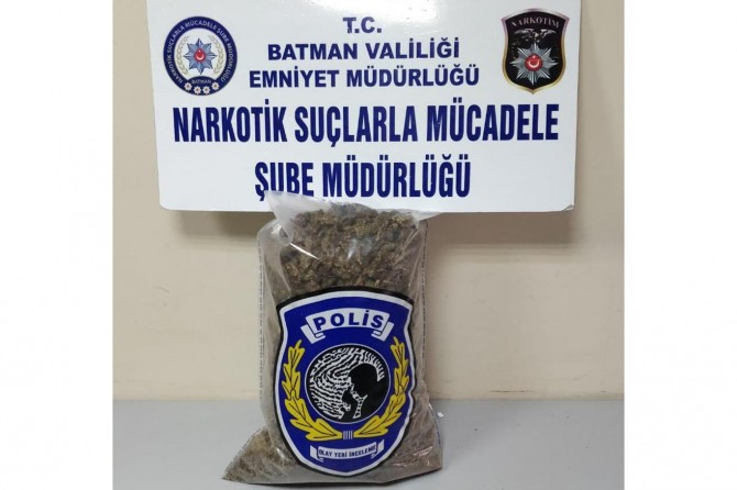 Esrar satıcılarına operasyon