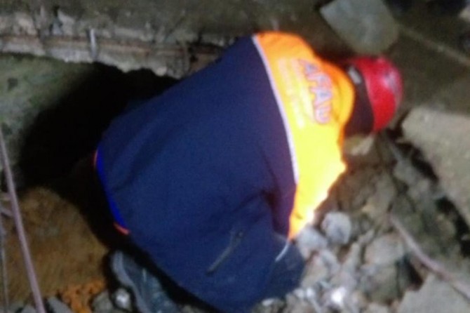 Çöken ahırda 2 büyükbaş hayvan telef oldu