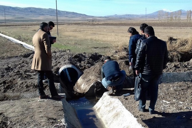 Van Büyükşehir Belediyesinen 300 hektarlık alana sulama kanal hizmeti