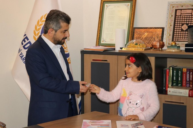 Küçük Yağmur altın küpesini Yemen için bağışladı