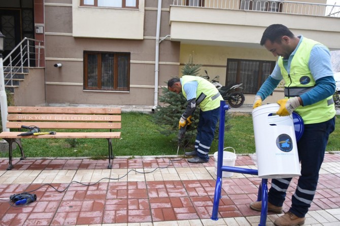 Van İpekyolu Belediyesinden çöp kovası ve bank dağıtım hamlesi