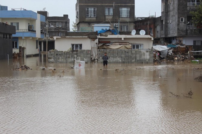 Sağanak Nusaybin'in alt yapı yetersizliğini gözler önüne serdi