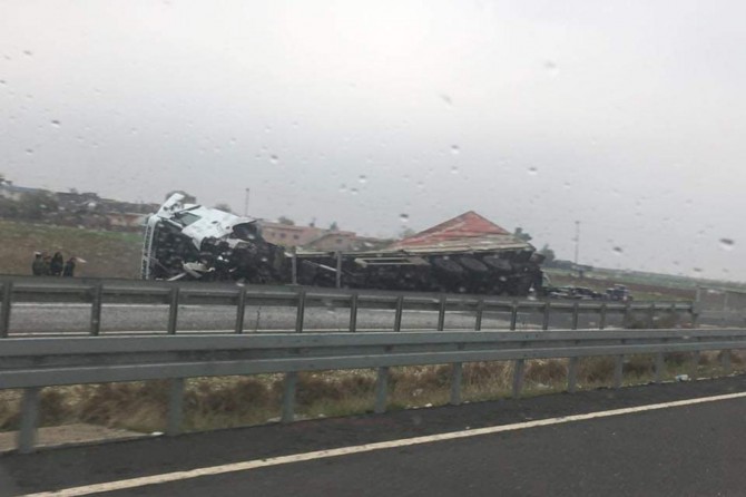 Mardin Nusaybin'de akü yüklü TIR devrildi: 1 yaralı