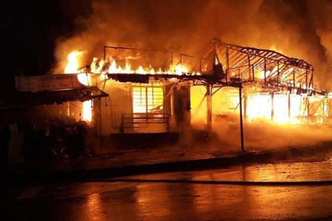 Sakarya Karasu'da çıkan yangında 30 dükkan küle döndü