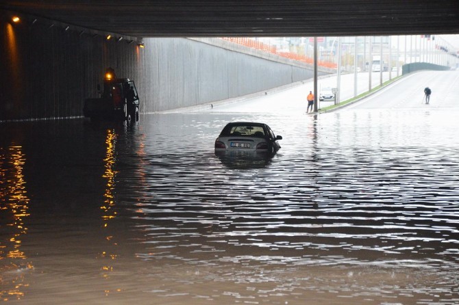 Gelek wesayît di bin pira bi xaçerê ya ku ji ber baranê bûbû gol de man