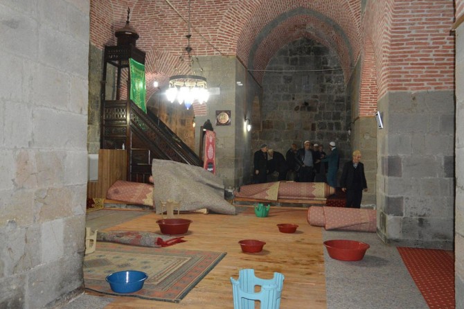 Tarihi camiler bir bir kapatılıyor yetkililer ise duyarsız