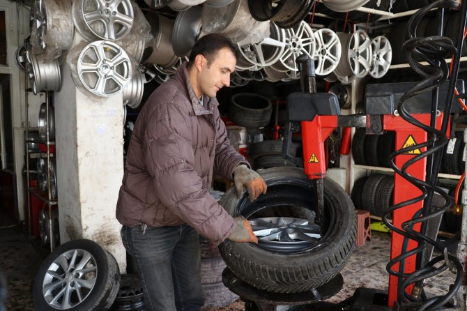 Oto lastikçilerde kış lastiği yoğunluğu