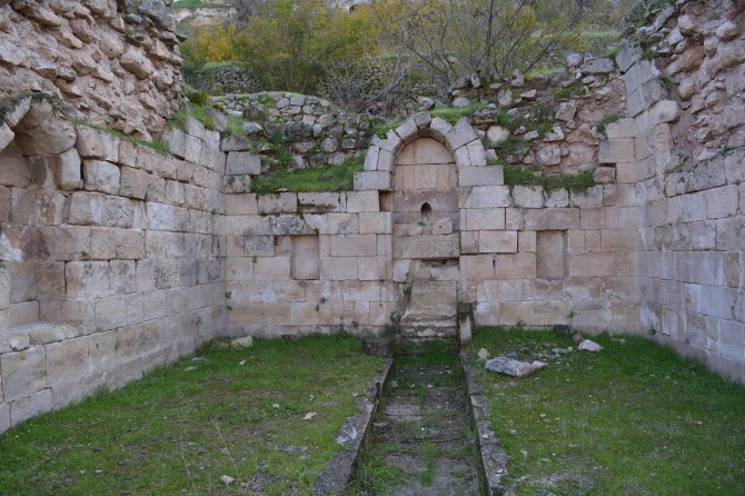 Tarihi 900 yıl öncesine dayanan Artuklu Çeşmesi taşınmayı bekliyor
