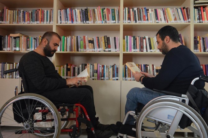 Birlikte engelleri aşan iki arkadaşın azim dolu yaşam öyküleri