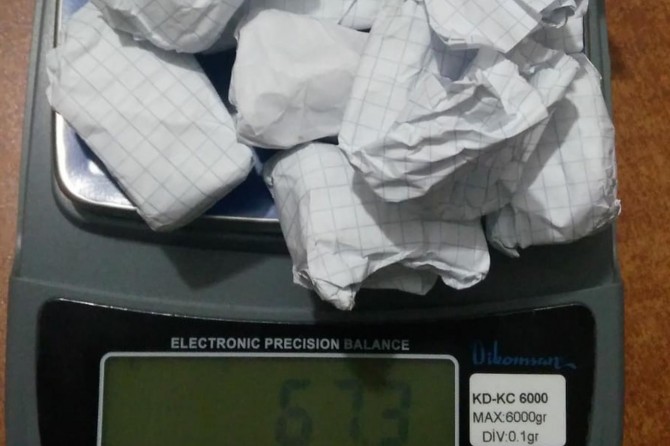 Motosikletli şahısların attığı poşetten uyuşturucu çıktı