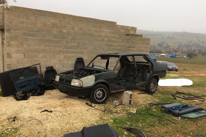 Çaldıkları otomobilleri parçalarken yakalandılar