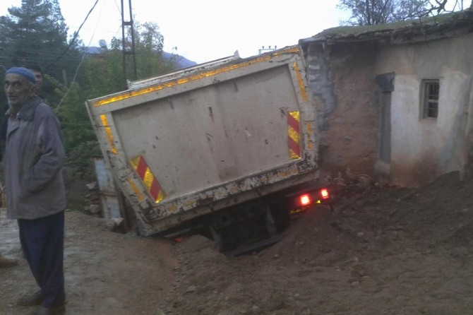 Batman'ın Kozluk ilçesinde hafriyat kamyonu çöken yolda mahsur kaldı