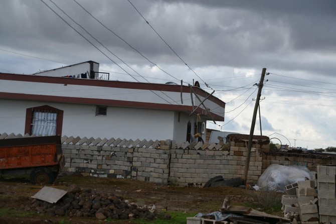 Yüzeye yakın elektrik telleri tehlike arz ediyor