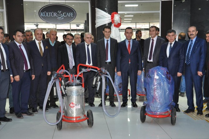 Batman’da çiftçilere süt sağım makinası dağıtıldı