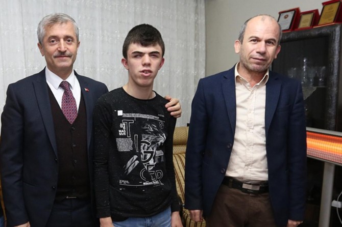 Tahmazoğlu görme engelli öğrencinin davetini kırmadı