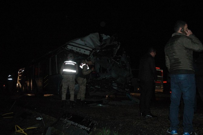 Otobus û kamyon li hev qelibîn: Mirîyek 45 birîndar