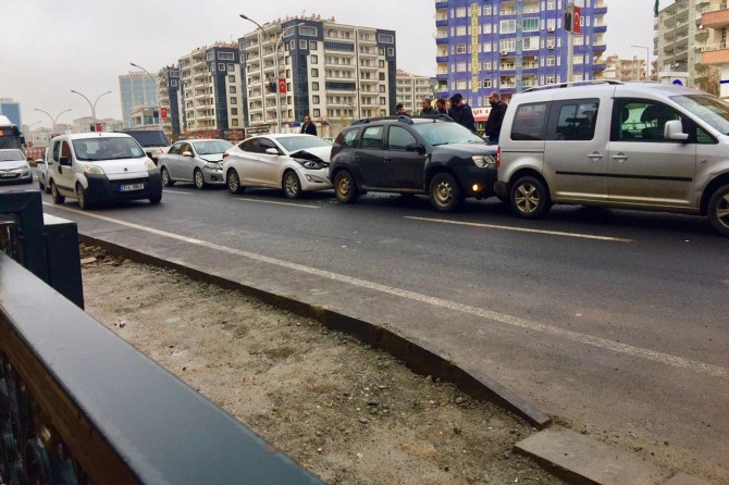 Diyarbakır’da şoförün dalgınlığı zincirleme kazaya sebep oldu