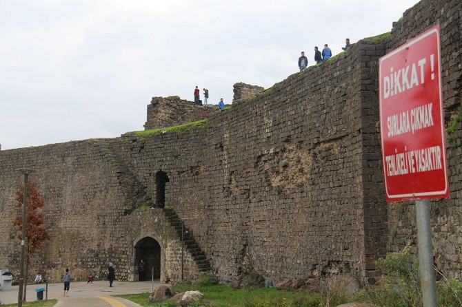 Diyarbakır'da yasağa ve tehlikeye aldırış etmeden surlara çıkıyorlar
