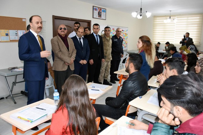 Vali Erin'den Hilvan Bilgi Evi'ne ziyaret