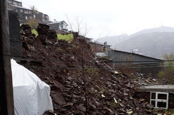 Aşırı yağışlar nedeniyle bir ev yıkıldı