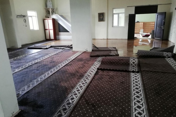 Adıyaman’da şiddetli yağış camide su baskınına neden oldu