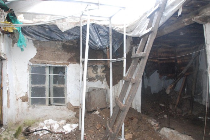 Adıyaman’da aşırı yağışlar evin çökmesine neden oldu