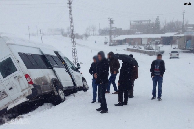 Teachers' minibus collides with the car injures 23 people