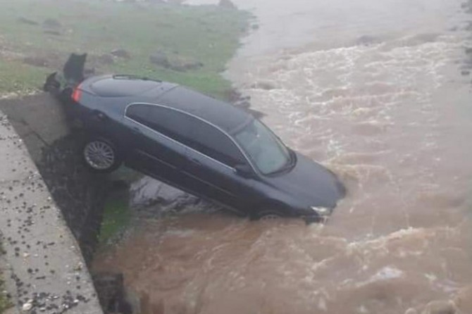 Viranşehir-Diyarbakır Karayolu'nda otomobil dereye düştü
