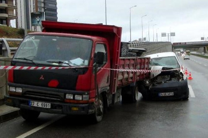 Gaziantep'te mermer yükü kamyonet ile hafif ticari araç çarpıştı: 2 yaralı