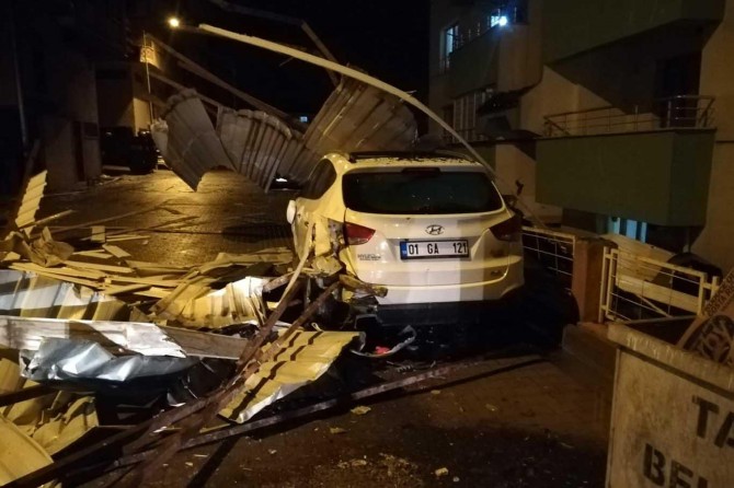 Fırtına çatıları uçurdu