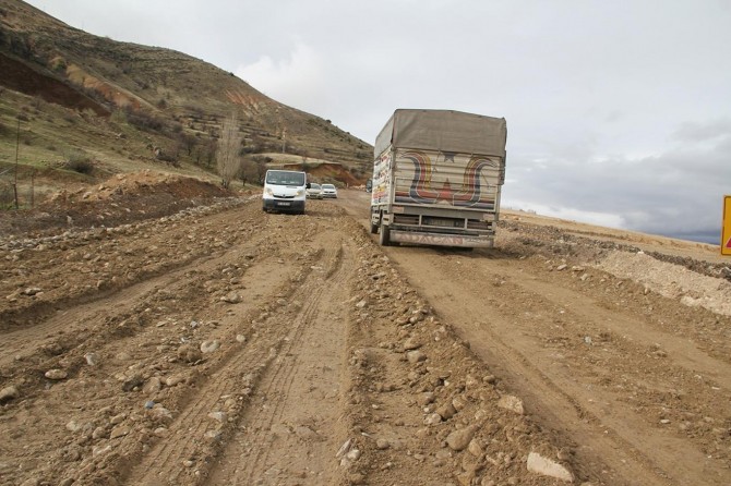 Yapımı tamamlanamayan uluslararası yol çileye dönüştü