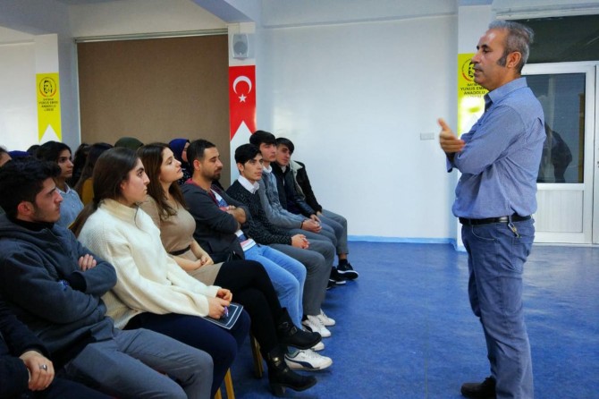 Batman Üniversitesinde öğrencilere yabancı dil öğrenmenin püf noktaları anlatıldı