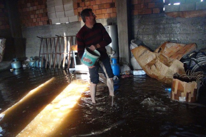 Bodrumunu su basan vatandaş yetkililere sitem etti