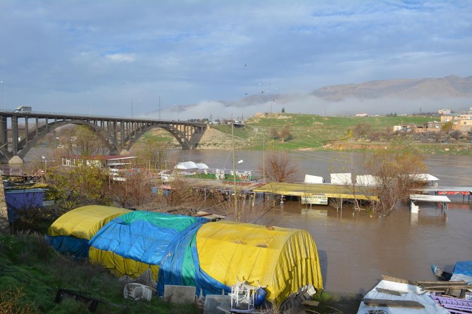 Baraj kapağının kopması nedeniyle çardaklar sular altında kaldı