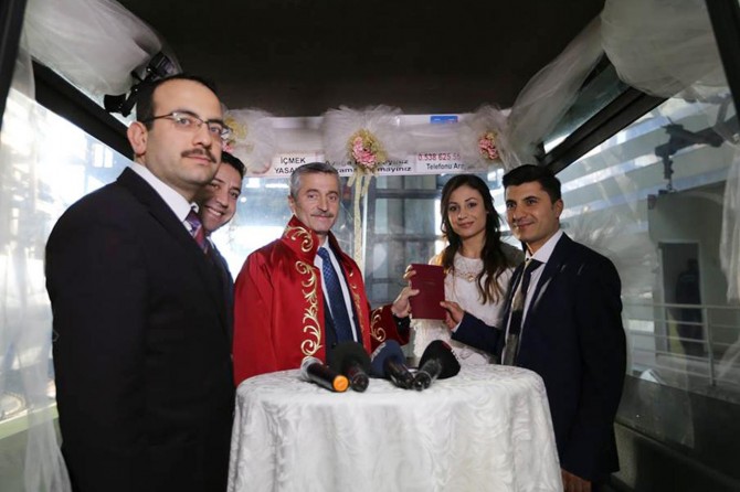 Teleferikte dünya evine girdiler