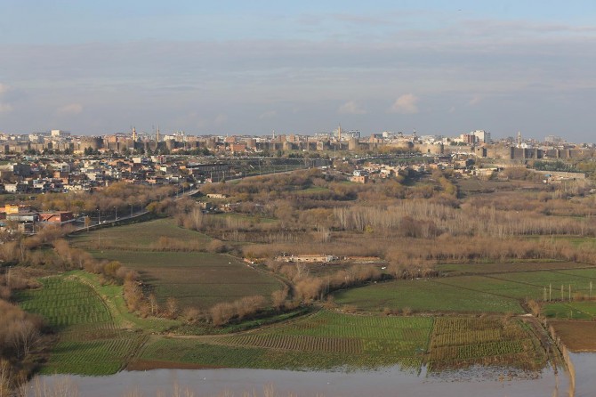 Bexçeyên Hevselê di bin avê de man