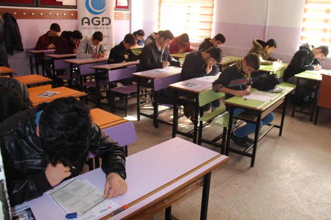 Liseliler siyer yarışmasında ter döktü