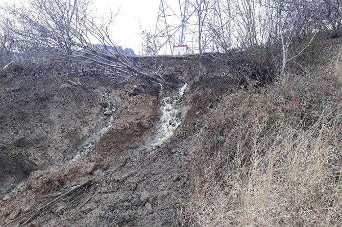 Bitlis'te heyelan riskinin olduğu köy diken üstünde
