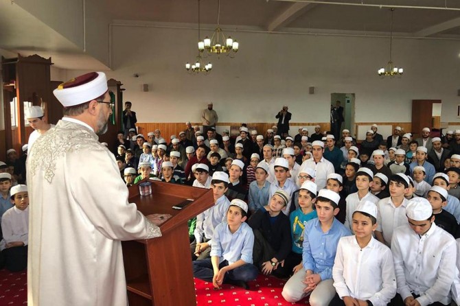 Kur'an-ı Kerim'i öğrenmenin amacı, onu anlamak ve yaşamaktır