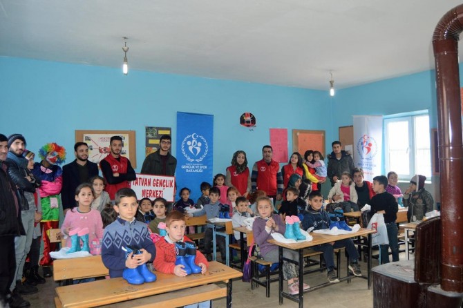 Tatvan Gençlik Merkezi, Keklikdüzü Köy okulu öğrencilerine ayakkabı dağıttı