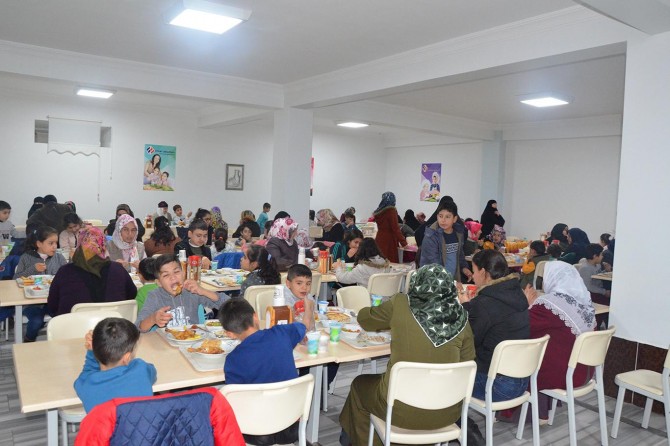 Yetimler Diyarbakır'da yemekte buluştu