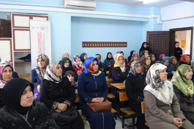 Adıyaman'da köyde yaşayan kadınlara hakları hakkında eğitim veriliyor