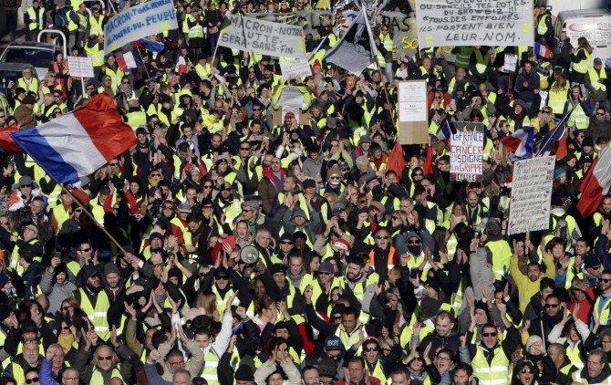 Fransa'da 242 kişi gözaltına alındı