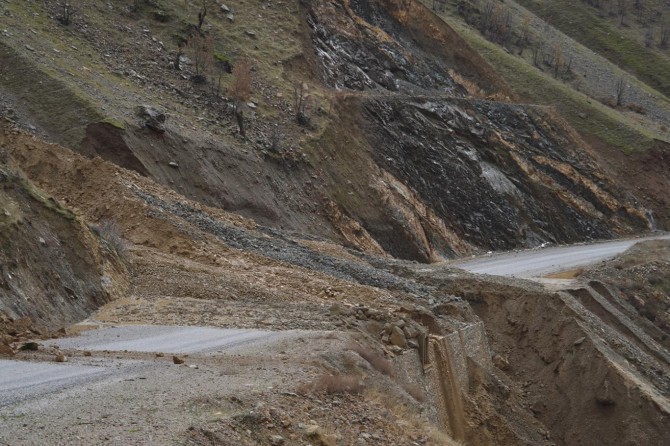 Bitlis'te heyelan nedeniyle yolları kapanan 10 köye halen ulaşılamıyor