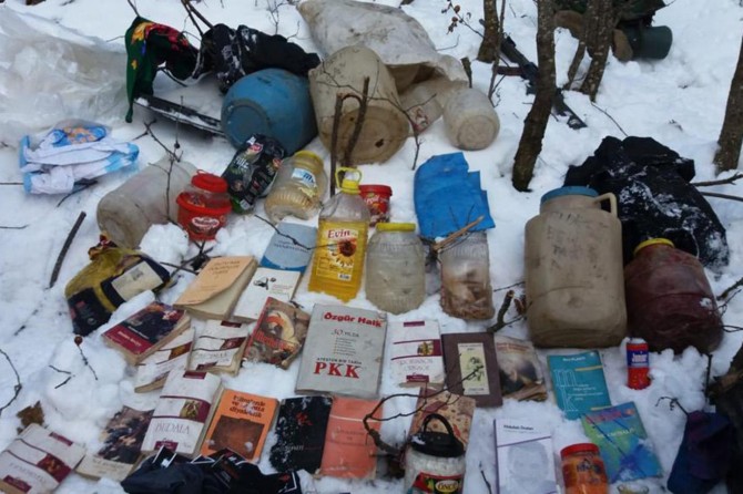 Bitlis’in Mutki ve Tatvan ilçe kırsalında PKK’ye ait patlayıcı ve yaşam malzemesi ele geçirildi