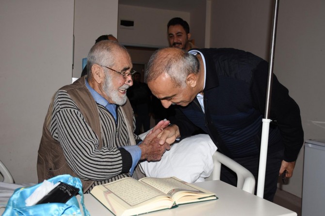 Hilvan Belediye Başkanı Aslan Ali Bayık'tan hastalara moral ziyareti