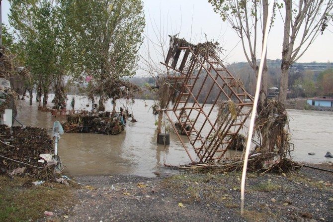 Zararımızın yetkililer tarafından karşılanmasını istiyoruz