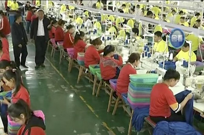 Çîn, Mislimanan di fabrîkayan de wek koleyan dixebitîne