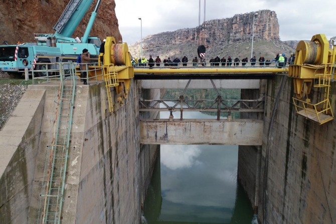 Dicle Barajı'nın kapağı yerleştiriliyor