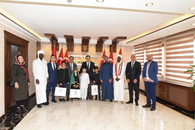 Vali göçmen öğrencileri kabul etti